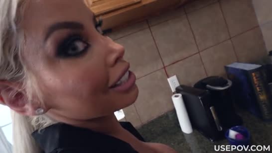 Неудовлетворенная милфа решила завести парней эротичным костюмом #1