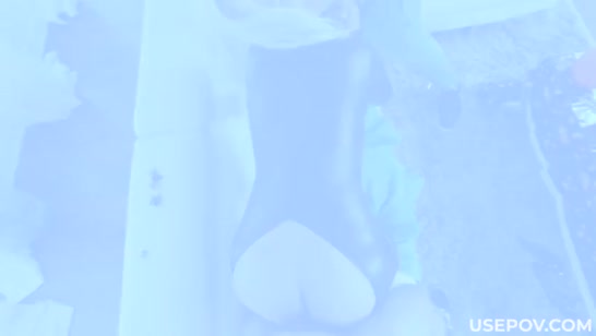 Неудовлетворенная милфа решила завести парней эротичным костюмом #7