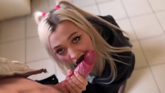 Неформальная студентка демонстрирует рабочий ротик