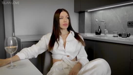 После бокала вина чикса стала очень доступной шлюшкой