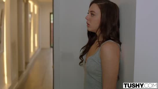 Молодые девушки позвали паренька в постель на групповой анал #1