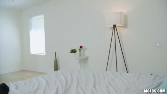 Блондинки не знали чем заняться и решили совратить рабочего