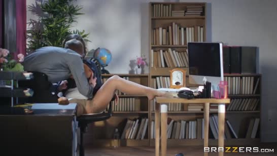 Красивая коллега прямо в офисе раздвигает ноги