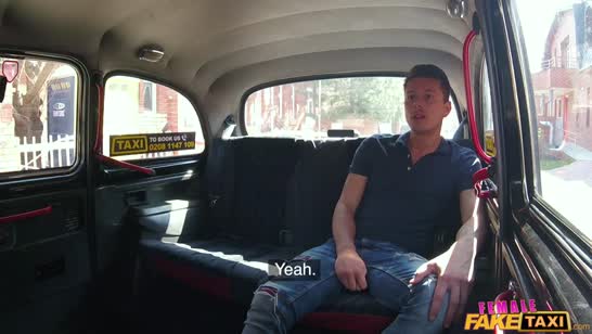 Красивая девушка водитель решилась на порево с пассажиром #1