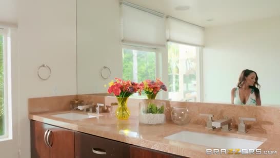 Эффектная хозяйка фитоняшка соблазняет молодого соседа