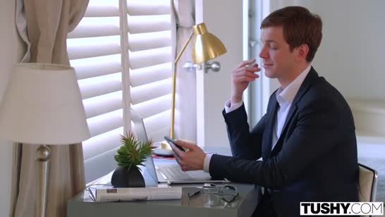 Красотка Kendra Spade принимает гостя и дает в попку #1