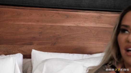 Муженек пришел пораньше и застал жену за извращениями