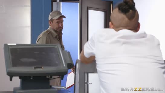 Мороженщик искупил вину перед роскошной грудастой покупательницей #3