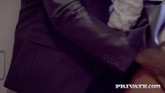 Представительная блонди Victoria Pure положила глаз на водителя #3